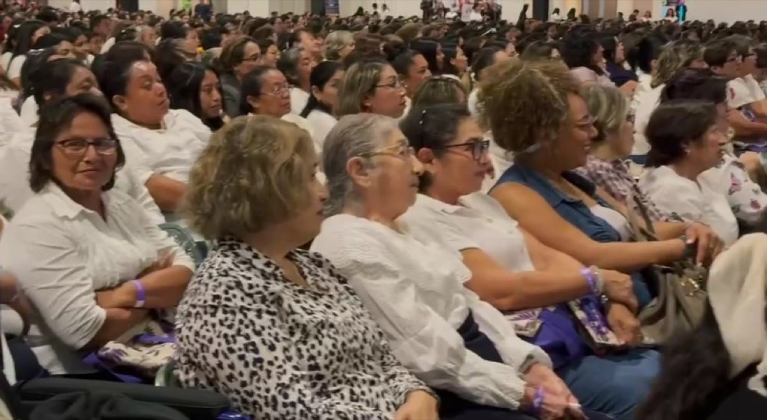 La comunidad reunida en un culto de domingo, llenando el espacio