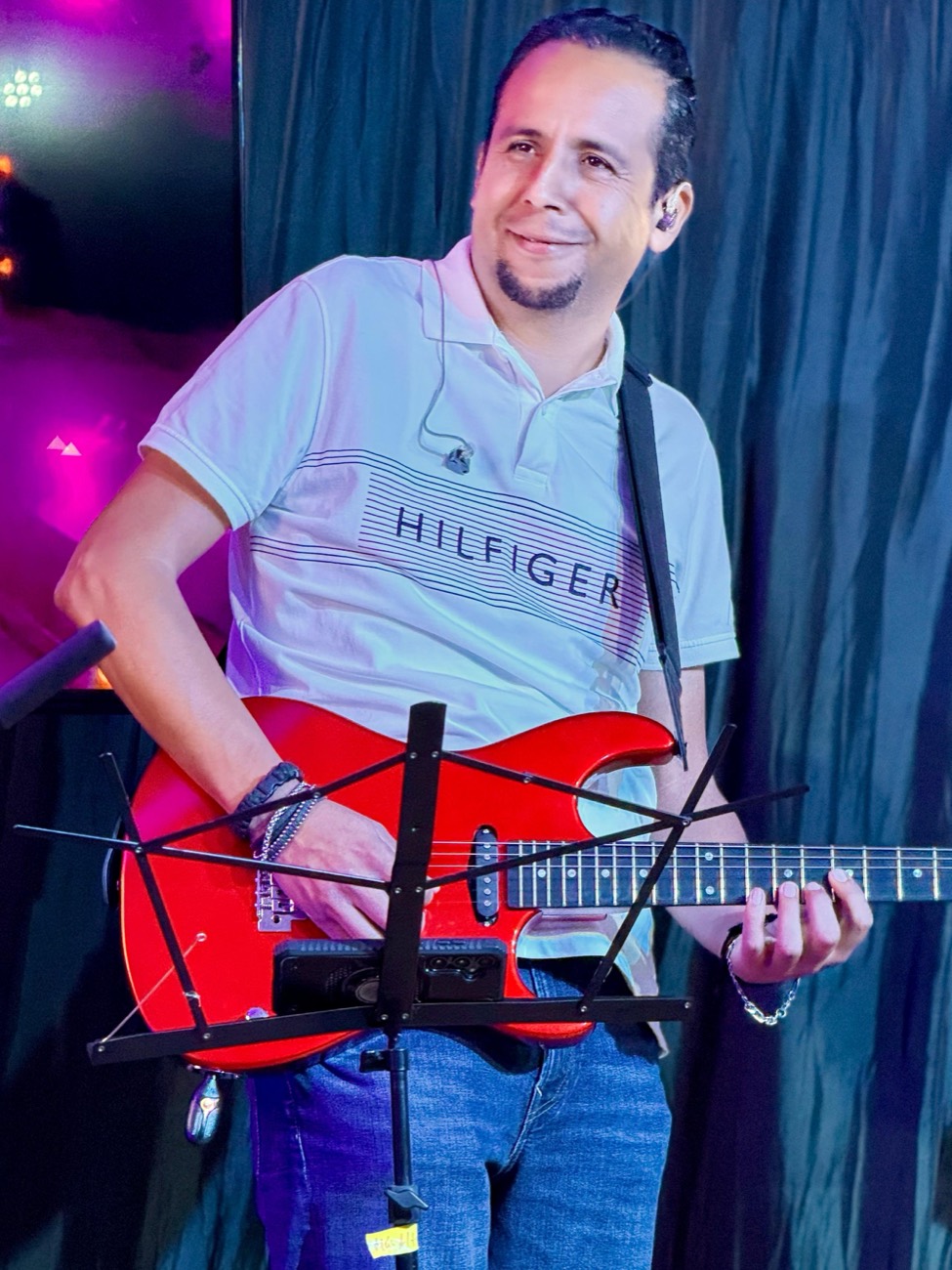 Músico tocando la guitarra en el culto