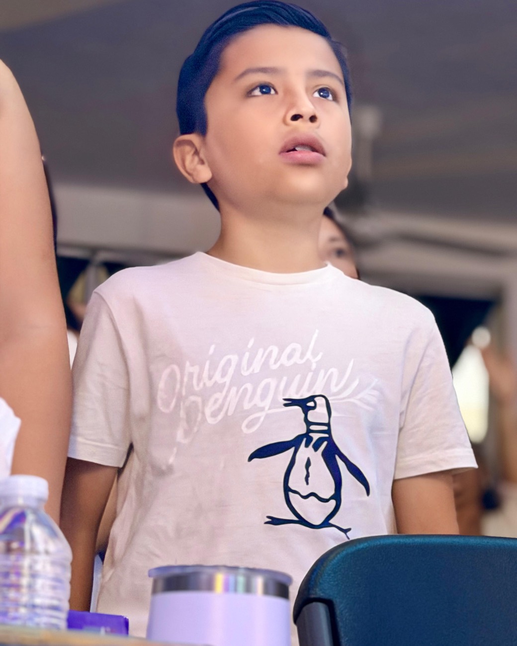 Un niño cantando en el culto