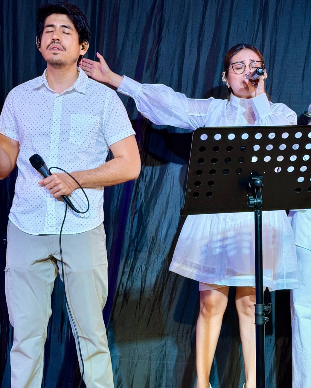 Momento de oración durante el culto