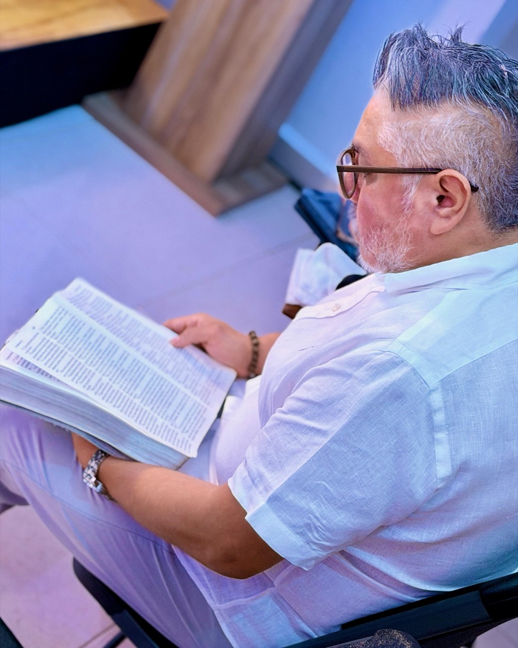 Persona mayor leyendo la Biblia