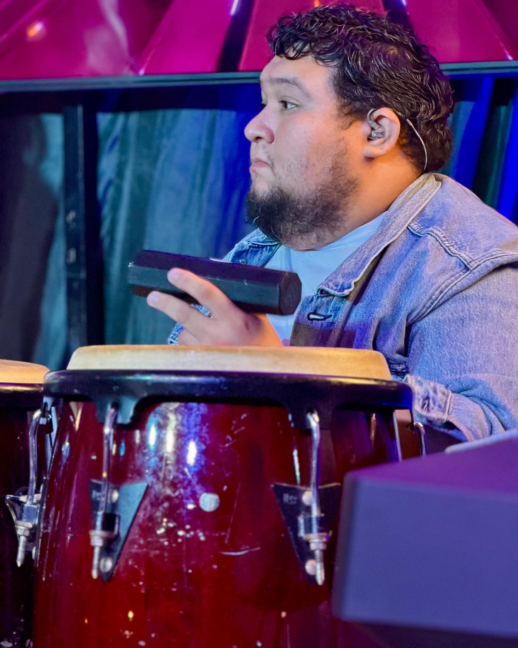Músico tocando percusión en el culto
