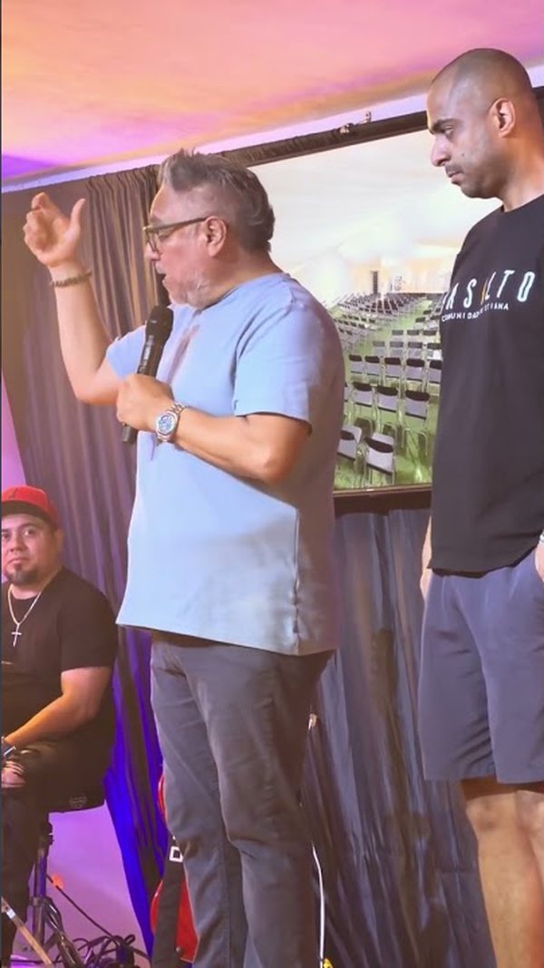 El Pastor Joel al micrófono junto a Rodrigo Cedeño, presentando La Nave frente al render del nuevo espacio